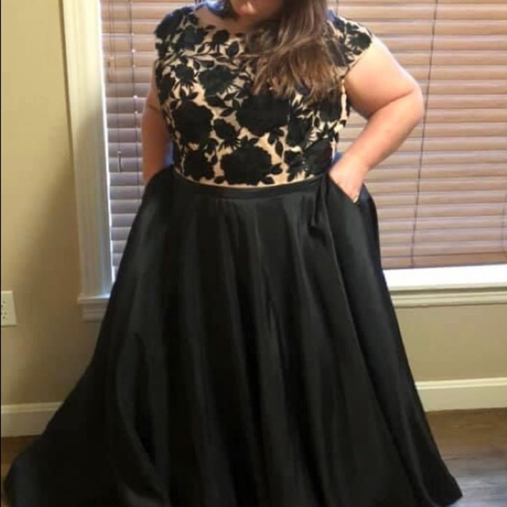 Black Sherri Hill formal dress